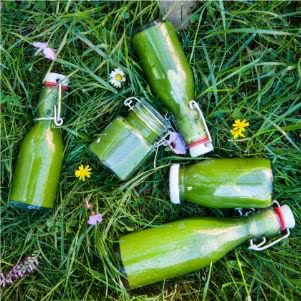 Grüner Kohlsaft aus Palmkohl oder Grünkohl, Spinat, Sellerie, Zitorne und Ingwer