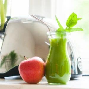 Selleriesaft aus Staudensellerie, Minze, Apfel, Zitrone und Ingwer