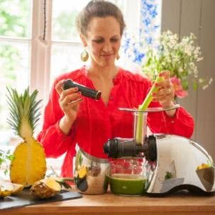 Selleriesaft aus Staudensellerie, Petersilie, Ananas, Apfel und Zitrone