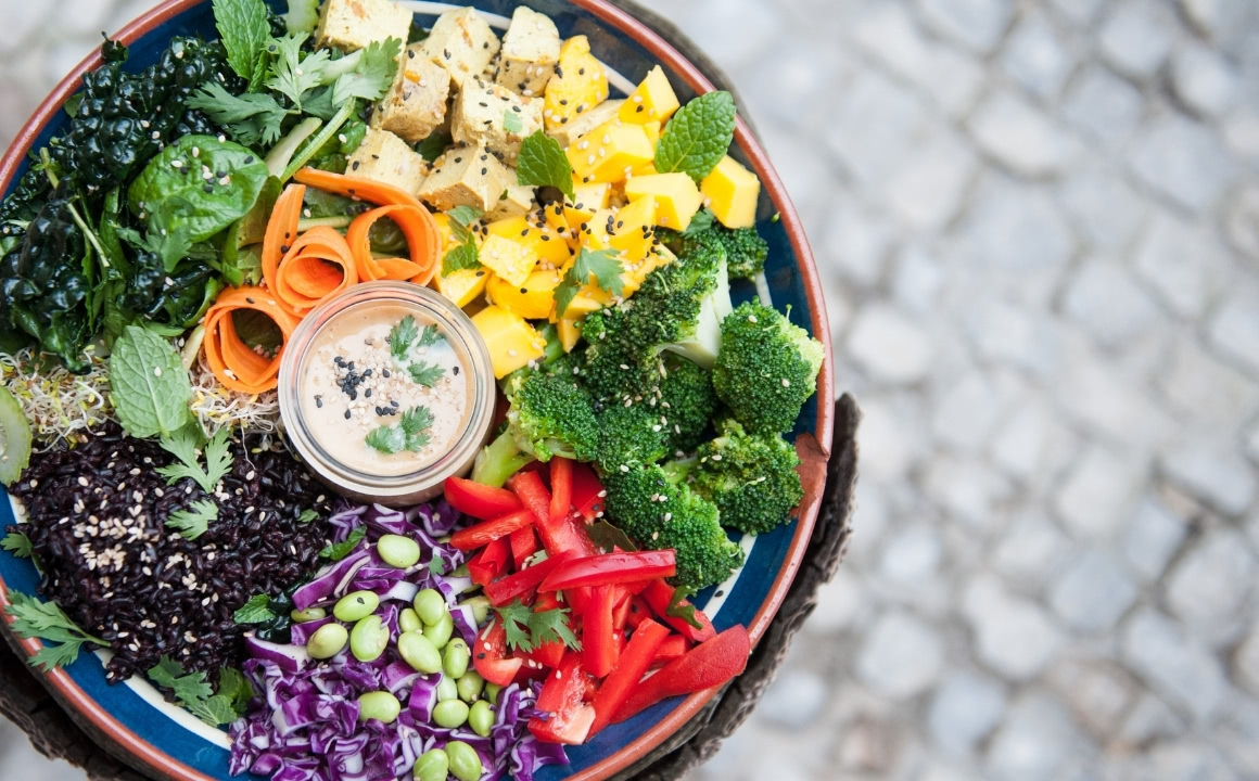 Buddha Bowl mit Gemüse, Reis und Tofu