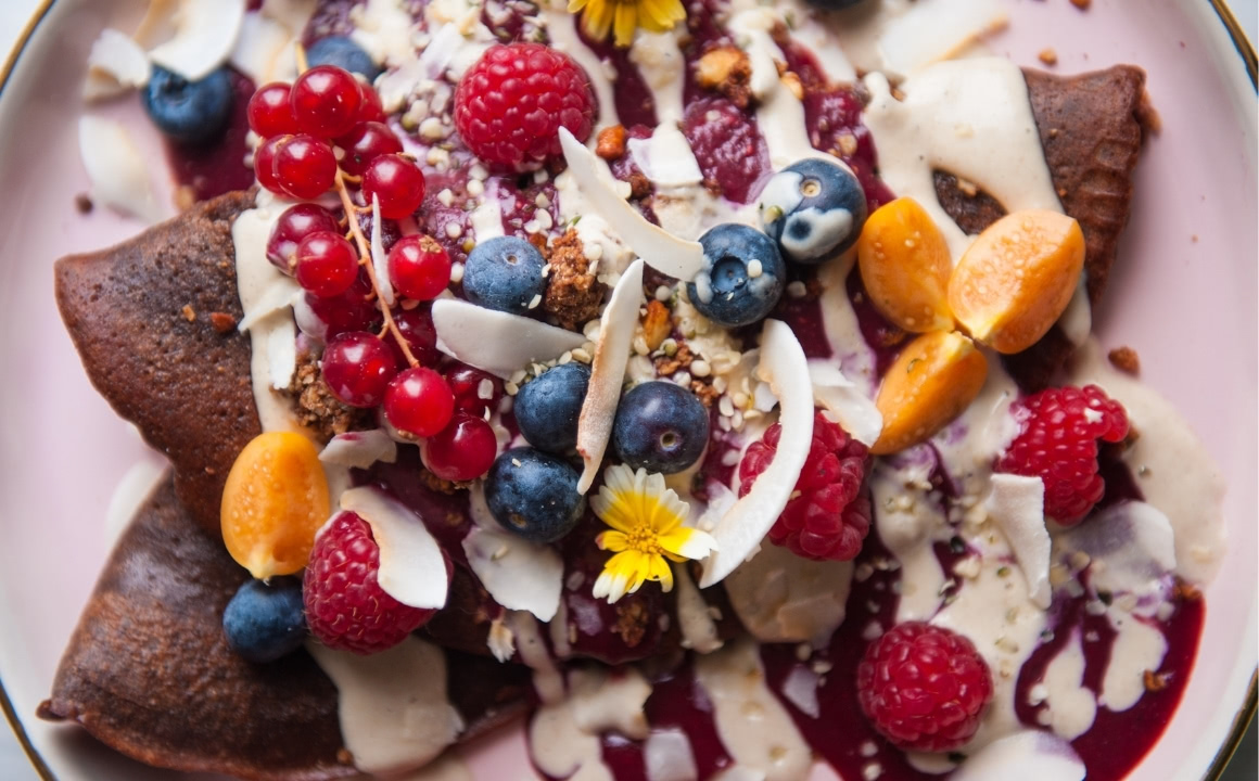 Vegane Pfannkuchen mit Himbeer-Soße und Cashew-Dattel-Creme