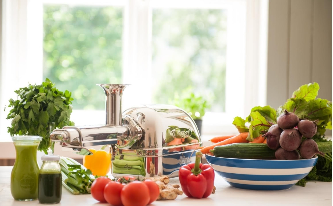 Der Angel Juicer 5500 ist perfekt geeignet für die Zubereitung von Grünen Säften aus Sellerie oder Weizengras