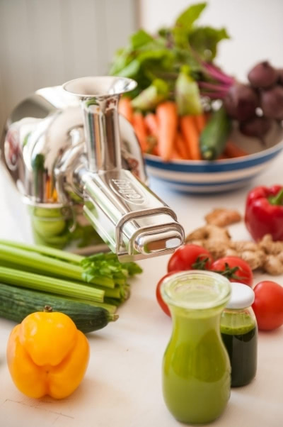 Im besten Slow Juicer Angel Juicer kaltgepresste Säfte herstellen