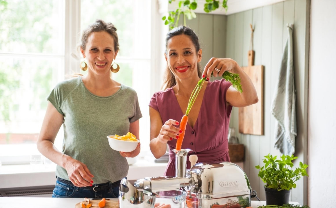 Svenja und Carla entsaften Karotten im Angel Juicer