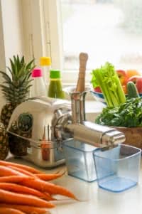 Karotten und Sellerie im Angel Juicer entsaften