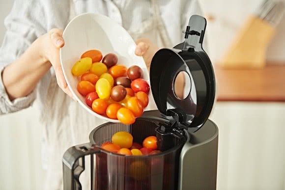 Mit dem Hurom H-200 frisch gepressten Tomatensaft herstellen