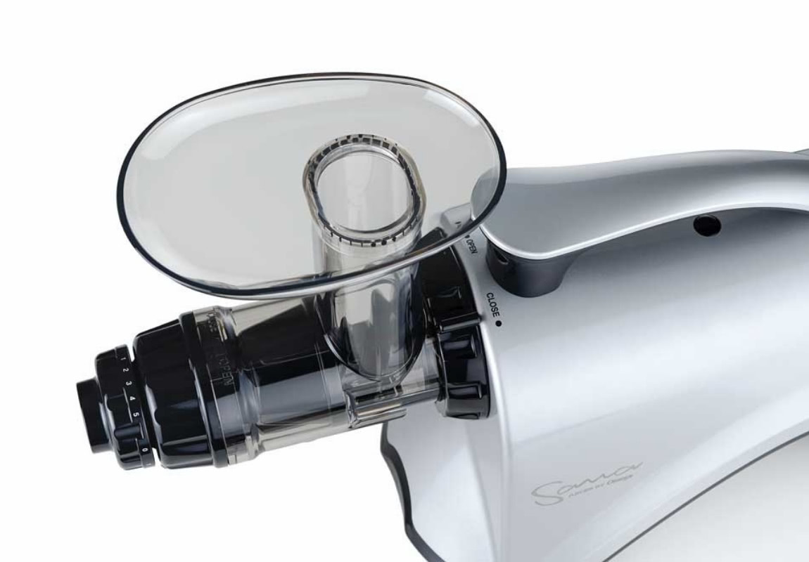 Breiter Einfüllschacht des Sana Juicer by Omega EUJ-606