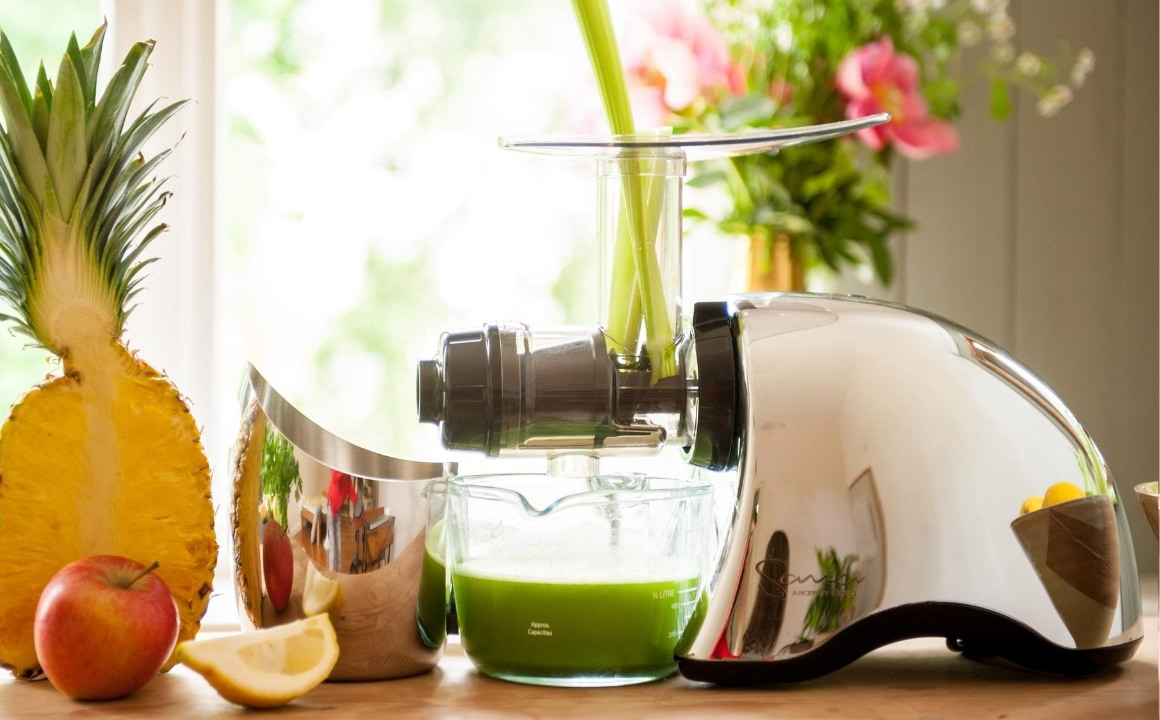 Sana Juicer by Omega EUJ-707 in Chrom mit Saftkanne und Tresterauffangbehälter
