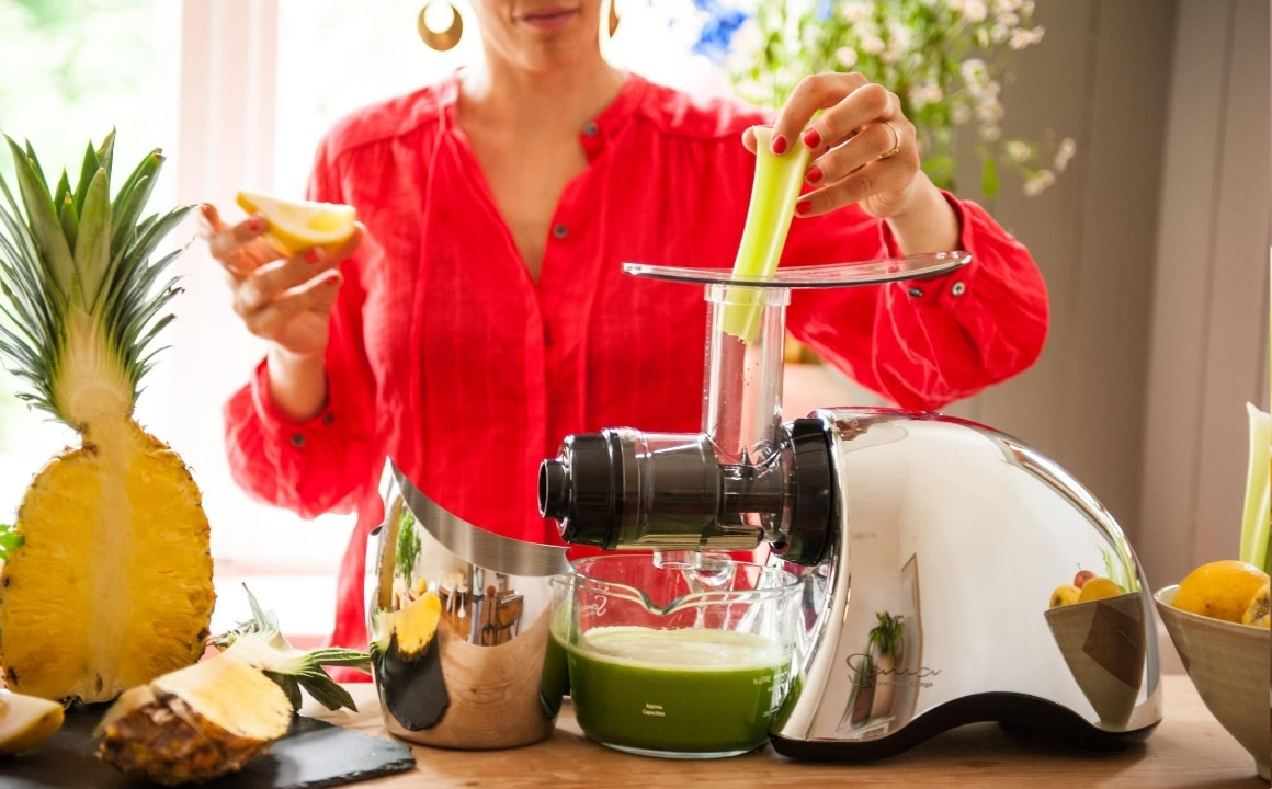 im Sana Juicer by Omega EUJ-707 kaltgepresste Säfte herstellen