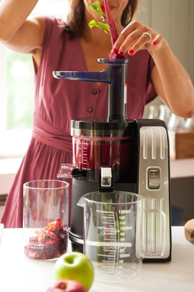 Entsaften mit dem Vertikal-Entsafter Sana Juicer EUJ-828 Sana Juicer EUJ-828 - vertikaler Slow Juicer