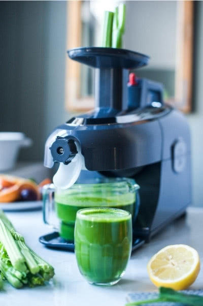 Selleriesaft in der Greenstar Pro zubereiten Mit der Greenstar Pro Selleriesaft herstellen