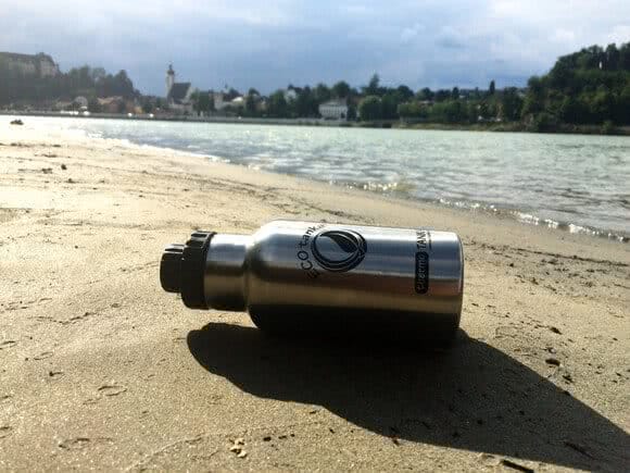 Thermotanka-Flasche mit Reduzierverschluss am Donaustrand liegend