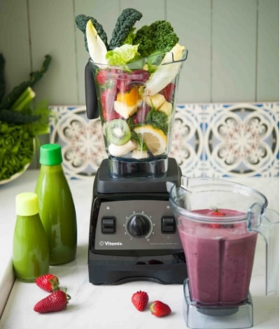 Mixer mit Behälter und Zutaten Vitamix Pro 300 Behälter mit Befüllung