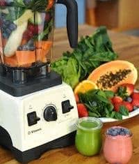 Mixer mit Zutaten und Smoothies Vitamix Pro 300 mit Smoothies und Befüllung