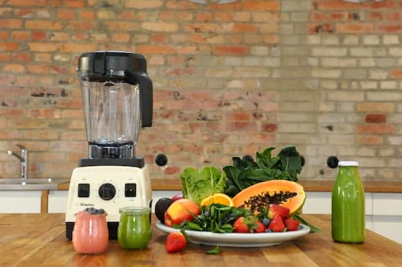 Mixer Vitamix Pro 300 Vitamix Pro 300 mit Smoothies und Zutaten