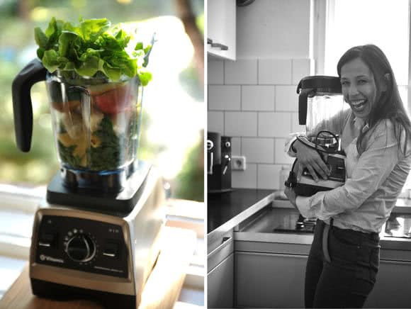 Vitamix Pro 750 mit Zutaten gefüllt und bei Carla im Arm Vitamix Pro 750 mit Zutaten gefüllt und bei Carla im Arm