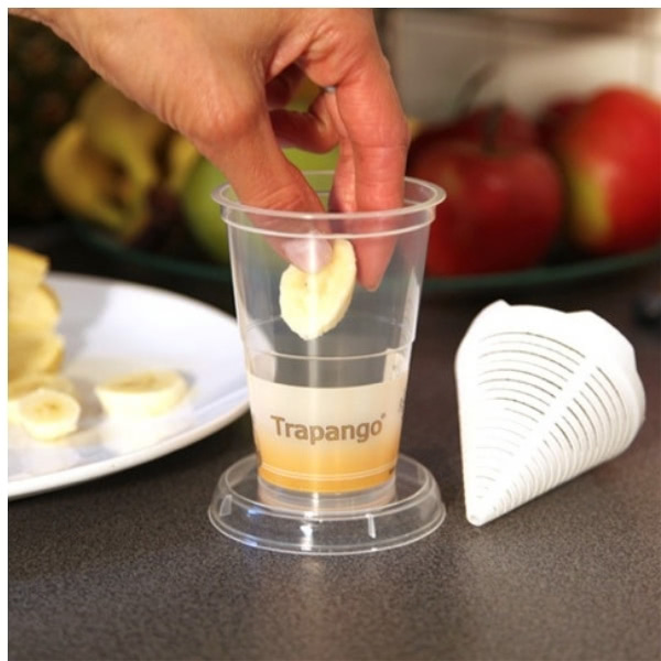 In die Trapango Fruchtfliegen Lebendfalle kommt als Köder ein Stück Banane.